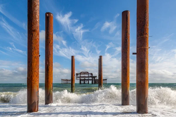 Golven Crashen Voor Ruïnes Van West Pier Brighton Met Een — Stockfoto