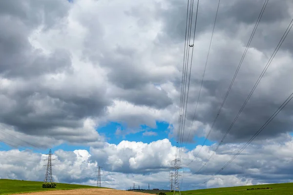Pylony Elektryczne Wsi Sussex Dramatycznymi Chmurami Nad Głową — Zdjęcie stockowe