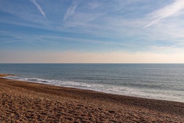 Sussex 'teki Hove' daki çakıl taşı plajında denize bakıyorum.