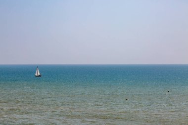 Brighton açıklarında, denizde bir yelkenli.