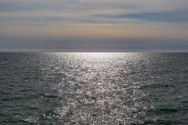 Güneş Brighton, Sussex 'te denizin üzerinde parlıyor.