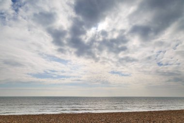 Sussex 'teki boş bir Brighton plajının üzerindeki bulutlar