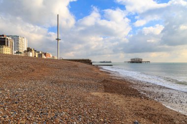Soğuk, güneşli bir kış gününde Brighton sahilinden bir manzara.