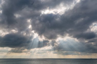 Brighton 'da, denizin üzerinde parlayan güneş ışınları