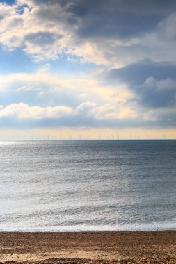 Brighton, Sussex 'te kıyı açıklarındaki rüzgar çiftliğinin manzarası.