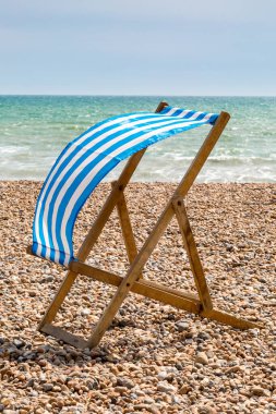 Brighton sahilinde rüzgarda savrulan bir iskemle.