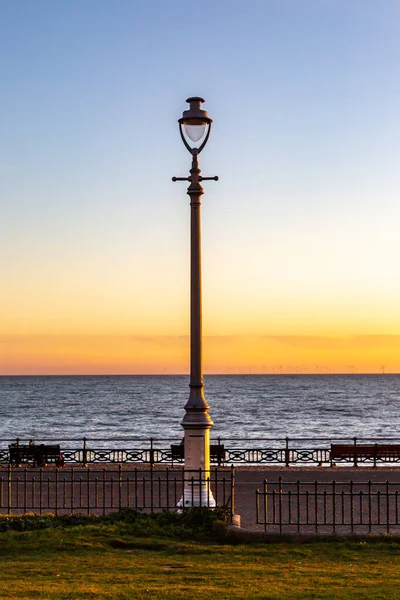 Posto Lâmpada Passeio Marítimo Brighton Com Céu Pôr Sol Atrás — Fotografia de Stock