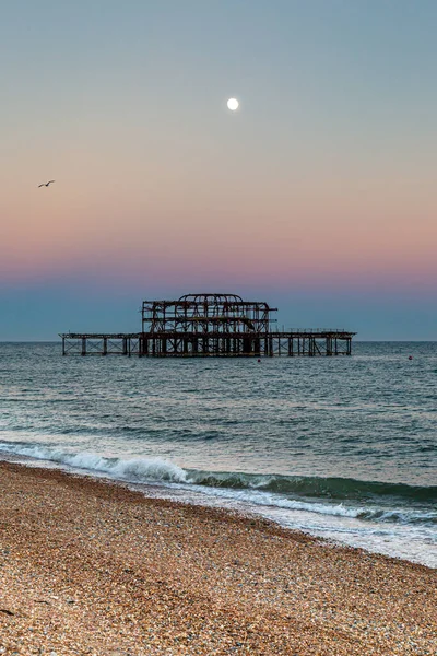 Brighton West Pier Bij Zonsondergang Met Een Volle Maan Erboven — Stockfoto