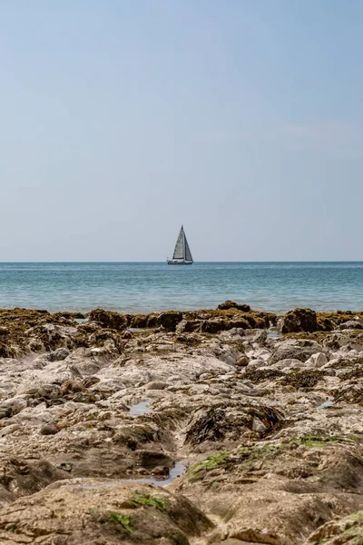サセックス海岸沖の地平線の帆船 — ストック写真