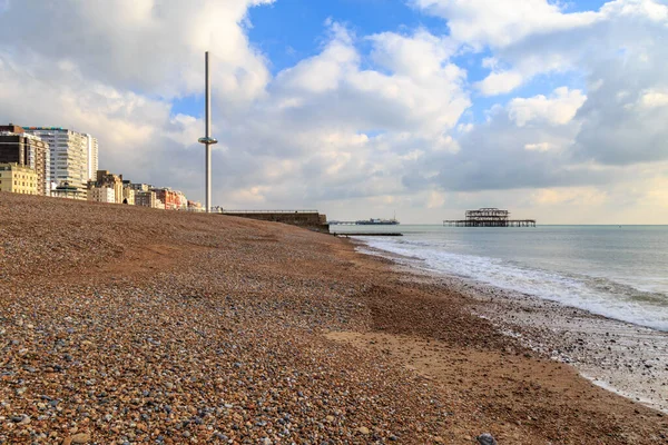 Soğuk, güneşli bir kış gününde Brighton sahilinden bir manzara.