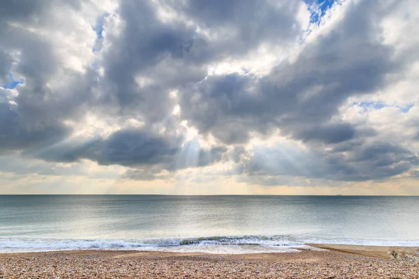 Het Kiezelstrand Van Brighton Met Zonnestralen Die Door Wolken Schijnen — Stockfoto