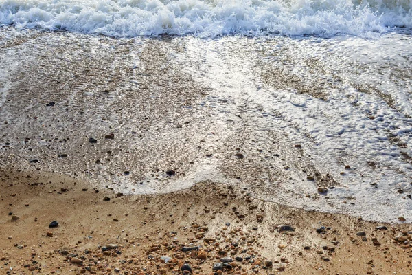 ブライトンのビーチを包む波 — ストック写真