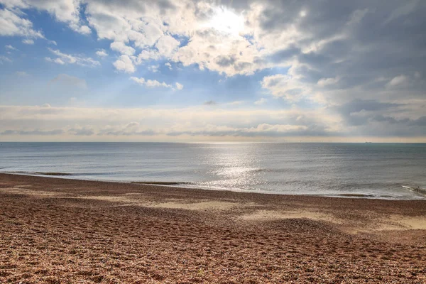 Costa Brighton Com Sol Brilhando Através Das Nuvens — Fotografia de Stock