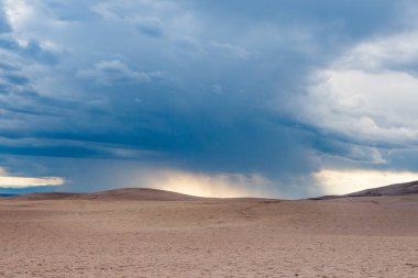Colorado 'daki kum tepeleri üzerinde dramatik bulutlar ve yağmur