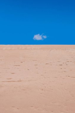 Colorado 'da mavi gökyüzüne karşı bir kum tepesi.