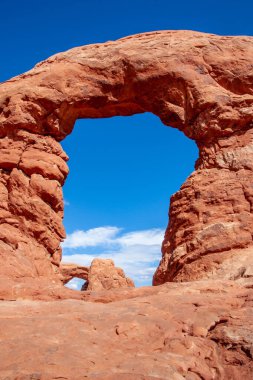 Utah Arches Ulusal Parkı 'ndaki Doğal Kızıl Kaya Kemeri.