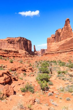 Utah 'ta kırmızı kaya oluşumları, mavi gökyüzünün altında