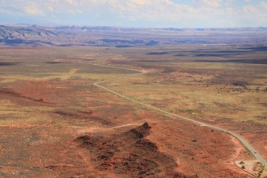 Utah 'ta uzun bir yola bakıyorum.