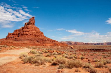 Güneşli bir günde Utah çölünde kaya oluşumları