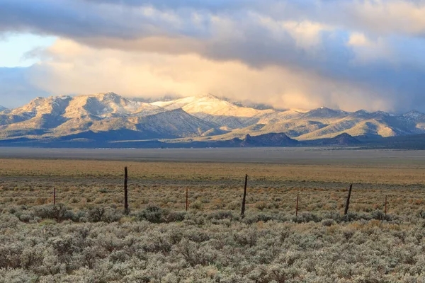 Nevada manzarası sabahın erken saatlerinde, dağların üzerinde parlayan güneş ışığıyla