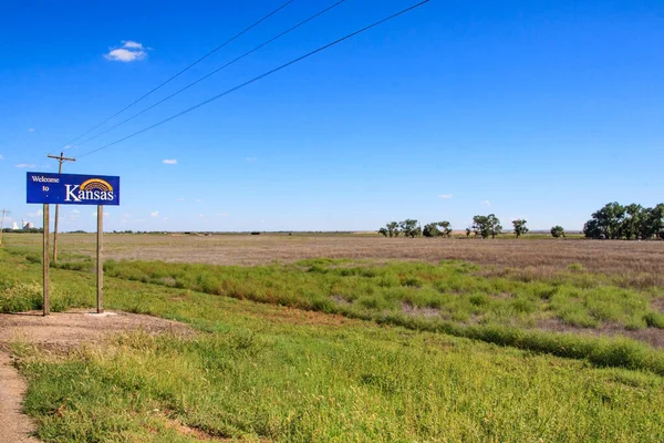 Een Welkom Kansas Bord Het Platteland Met Een Blauwe Lucht — Stockfoto