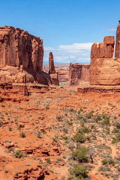 Utah Çölü 'ndeki engebeli kırmızı kayalar, mavi bir gökyüzü.