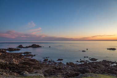 Güneşin batışında Jersey adasında denize bakıyorum.