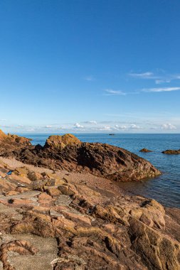Jersey adasındaki Gorey yakınlarındaki engebeli kıyı şeridi.
