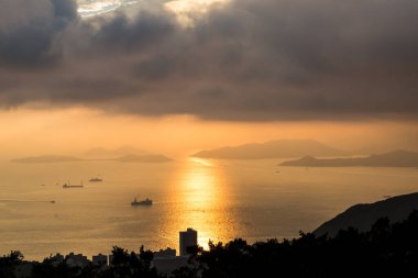 Hong Kong 'da Victoria Tepesi' nden gün batımı izleniyor.