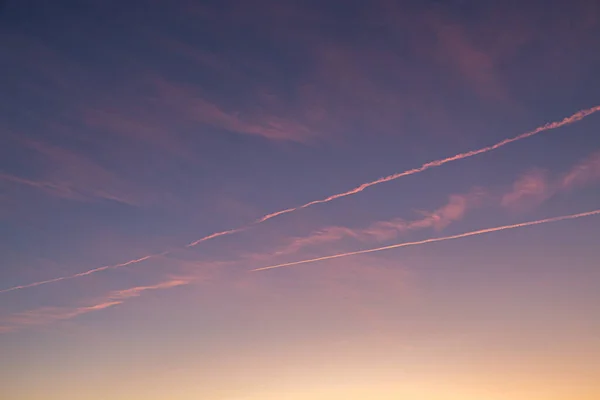 Κοιτάζοντας Ίχνη Ατμών Στον Ουρανό Του Ηλιοβασιλέματος — Φωτογραφία Αρχείου