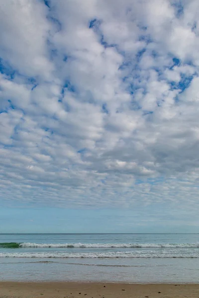 Cielo Azul Nubes Sobre Una Playa Arena Isla Jersey — Foto de Stock