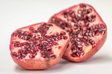 Beyaz arkaplana karşı kesilmiş bir nar