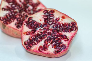 Beyaz arkaplana karşı kesilmiş bir nar