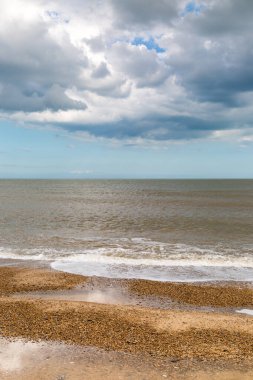 Denizin üzerinde bulutlar