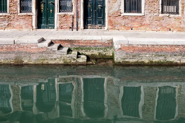 Refleksja Weneckim Kanale — Zdjęcie stockowe