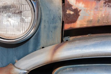 Eski bir arabanın parçası. 