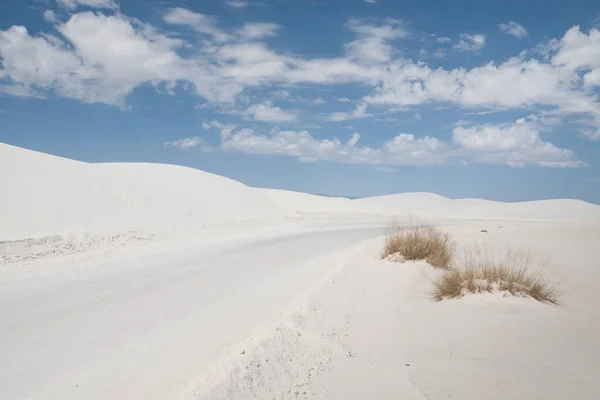 Sandbedeckte Straße White Sands Desert — Stockfoto