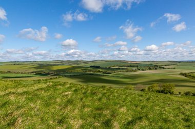 Sussex 'in güney yamaçlarındaki tarlalarda bulut gölgeleri