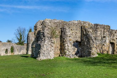 Sussex 'teki Lewes Manastırı harabeleri, güneşli bir kış günü.