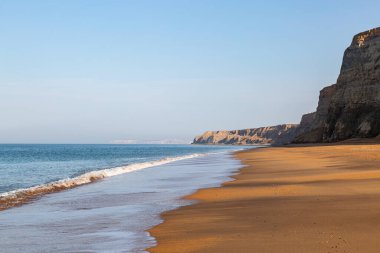 Güneşli bir yaz sabahında Wight Adası 'ndaki Chine Beach Balinası