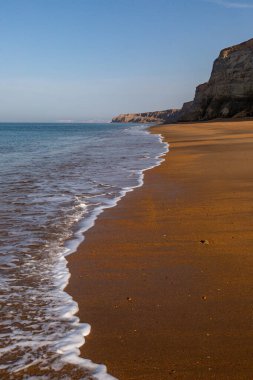 Güneşli bir yaz sabahında Wight Adası 'ndaki Chine Beach Balinası