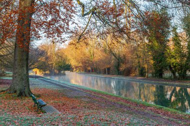 Lewes 'taki The Pells' de sabahın erken saatlerinde, güneşli ama soğuk bir kış sabahı