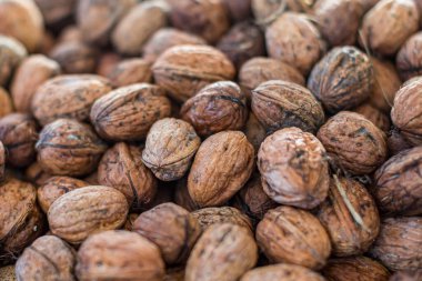 Bir markette kabuklarında ceviz var.