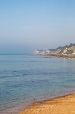 Wight Adası 'ndaki Ventnor sahilinden sahil manzarası.