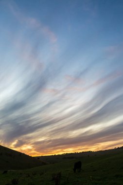 Güney Tepeleri yamacında dramatik bir gün batımı