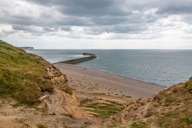 Uçurumdan Newhaven deniz fenerine doğru bakan karamsar gökyüzü tepemizde