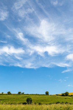 Yeşil Sussex manzarasının üzerindeki ince bulutlar