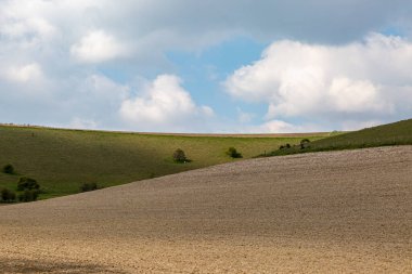 Güneşli bir bahar gününde Kırsal Güney Tepeleri manzarası