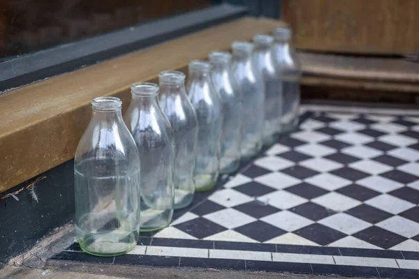 Botellas Leche Vacías Una Puerta Espera Recogida —  Fotos de Stock