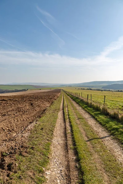 Ścieżka Wzdłuż Pól Uprawnych Południowych Downs Sussex — Zdjęcie stockowe